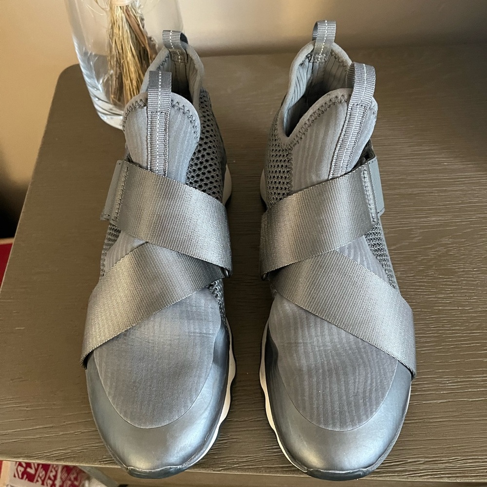 SOREL KINETIC SNEAKERS! WORN A HANDFUL OF TIMES! IN EXCELLENT CONDITION! EUC!